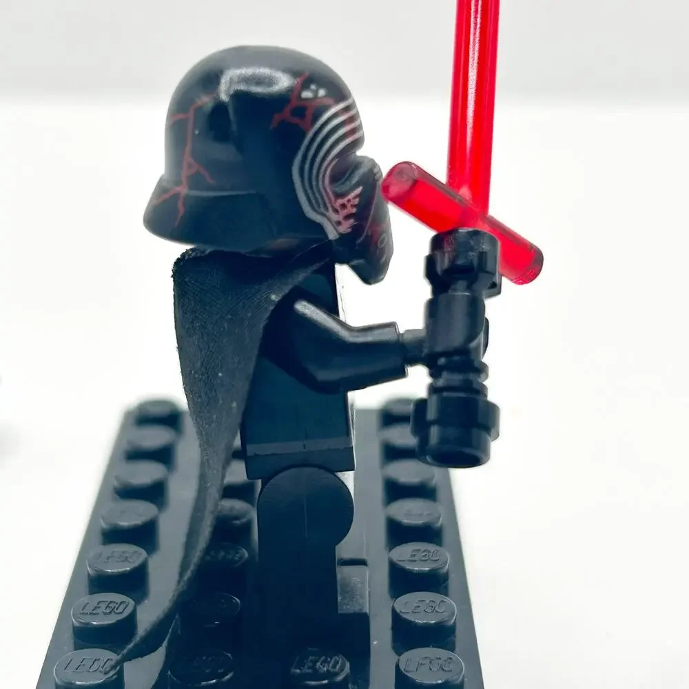 LEGO sw1061 Star Wars Supreme Leader Kylo Ren Cape & Lightsaber - New Condition